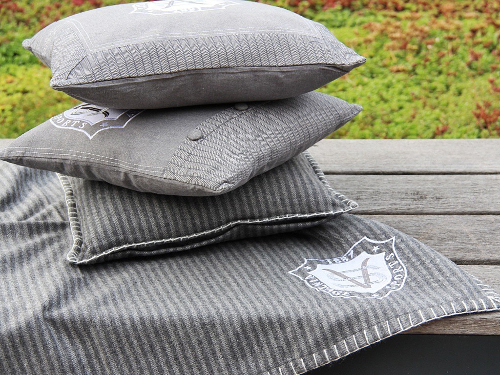 Coussin gris sport vintage 40x40cm – Image 2