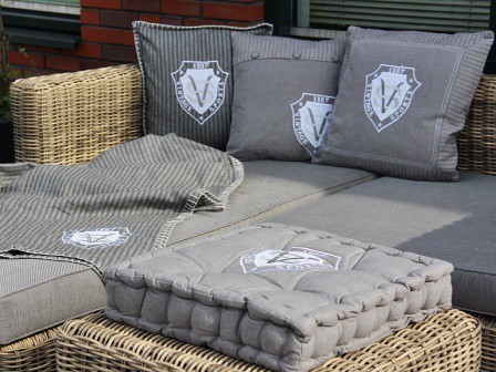 Coussin gris sport vintage 40x40cm – Image 3