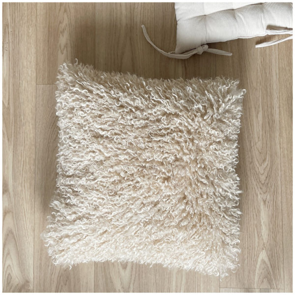 coussin octave fausse fourrure bouclee naturel blanc 45x45cm 2 - Coussin Octave fausse fourrure bouclée naturel blanc 45x45cm