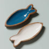 Plats poisson bois laqué blanc et bleu- Set de 2 – Image 2