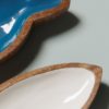 Plats poisson bois laqué blanc et bleu- Set de 2 – Image 4
